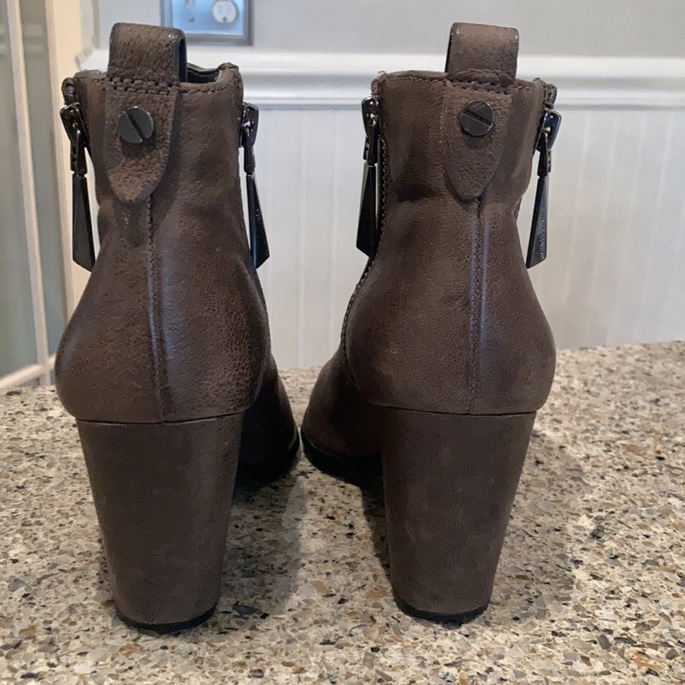 7.5 Women’s Vince Camuto Amori Bootie - Picture 2 of 10